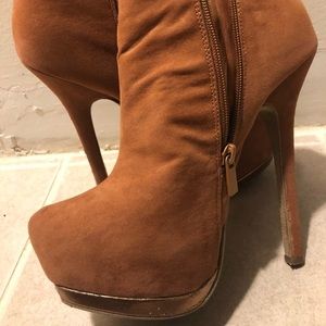 Stiletto Tan Booties Brown/Gold